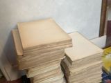 une pile de livres posée sur une table à côté d'une échelle