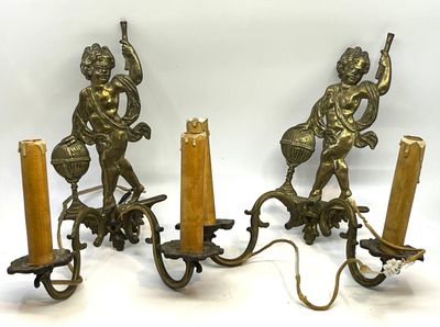 Paire d'appliques à deux bras de lumière en bronze dans le g…