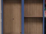 une armoire bleue et blanche dans un coin de la pièce