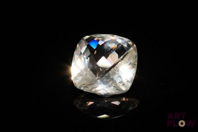 gros plan d'un diamant blanc sur une surface noire
