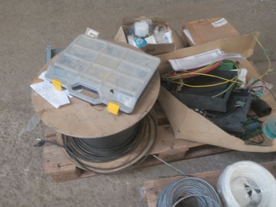 un tas de câbles et d'autres équipements électriques posés sur une palette