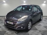 la voiture grise est garée dans le garage sur le sol en damier