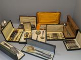 plusieurs types d'argenterie dans un coffret