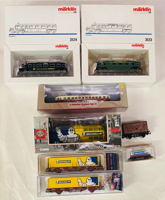 deux boîtes de petits trains posées sur une surface blanche