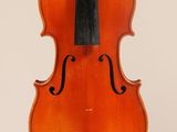 un vieux violon dont l'archet pend du manche