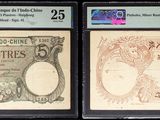 Trois anciens billets de banque chinois sont exposés dans une vitrine.