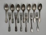 beaucoup de cuillères et de fourchettes en argent sur la table