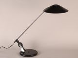 une lampe de table noire avec un pied en métal et un abat-jour noir