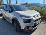 Une Citrole argentée est garée sur un parking