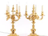 une paire de chandeliers anciens en laiton, chacun muni de deux branches