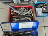 beaucoup d'outils dans une mallette posée par terre