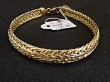 Gros plan sur un bracelet en or portant une étiquette