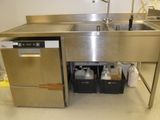 un évier en inox et un lave-vaisselle dans une cuisine
