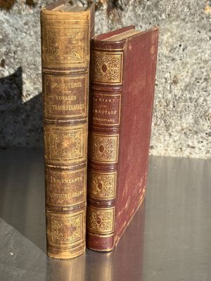 deux vieux livres posés sur une table l'un à côté de l'autre