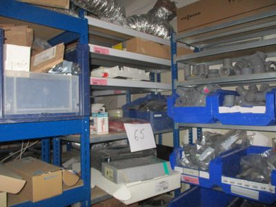 une pièce comportant de nombreuses étagères et des bacs remplis d'objets divers
