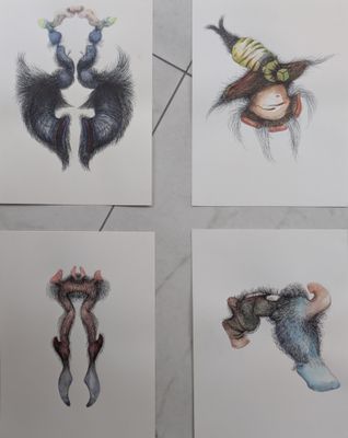 quatre dessins de personnes portant un chapeau, dans quatre couleurs différentes