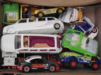 une boîte remplie de petites voitures et de petits camions
