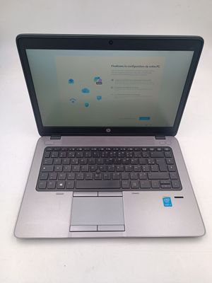un ordinateur portable posé sur une table avec un clavier