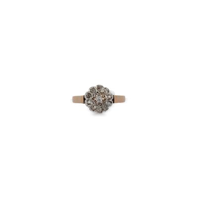 gros plan d'une bague en diamant sur fond blanc