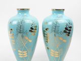 deux vases posés sur une surface blanche