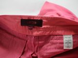 un gros plan sur une chemise rose avec une étiquette dessus