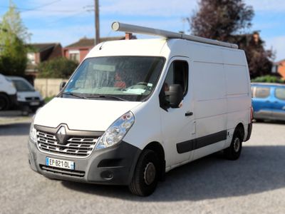 une camionnette blanche garée dans un parking