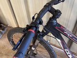un vélo garé devant une porte de garage
