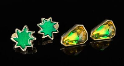 Réunion de deux paires de clips en métal à décor de verre bi…