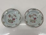 deux assiettes à motifs floraux posées sur une table