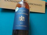 une bouteille de vin posée sur une table