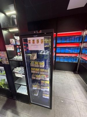 un réfrigérateur au milieu d'un magasin rempli de produits alimentaires