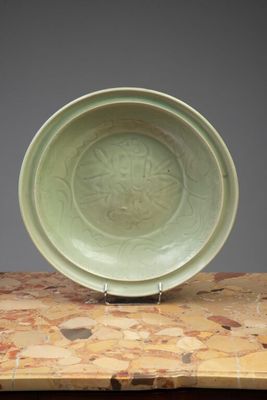 une photo d'une assiette verte posée sur une table en bois