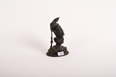 figurine représentant un homme avec une canne et un chapeau, sur fond blanc