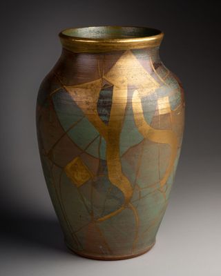un vase orné d'un motif posé sur une table