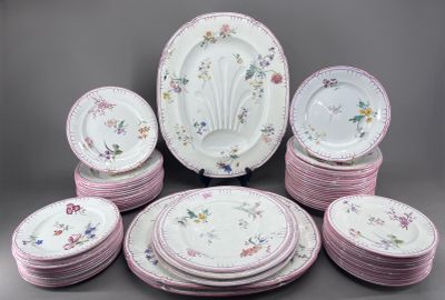 un grand nombre d'assiettes posées sur une table