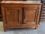 une vieille armoire en bois munie d'une porte sur le dessus