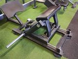 beaucoup d'appareils qui se trouvent dans la salle de sport