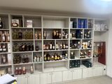 de nombreuses bouteilles d'alcool sur les étagères de cette pièce