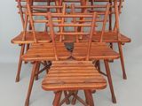 six chaises en bois et une table dans une pièce