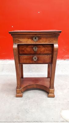 une vieille table en bois surmontée d'un tiroir