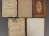 quatre vieux livres sont empilés les uns sur les autres