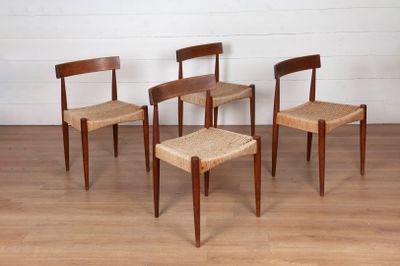 trois chaises et une table dans une pièce avec du parquet