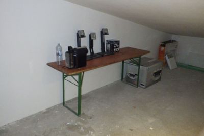 une photo d'une pièce avec une table et des machines à café