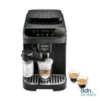 gros plan d'une machine à café avec deux tasses de café