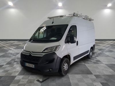 la camionnette blanche est garée dans une grande pièce au sol en damier