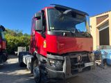 un camion rouge garé sur le parking