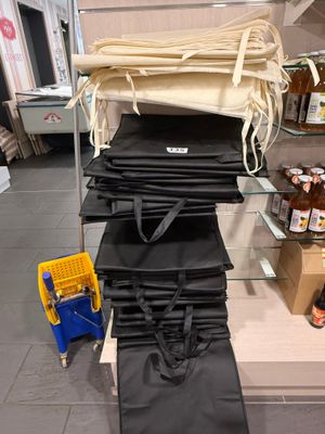 de nombreux sacs de provisions sur un chariot dans un magasin