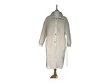 un manteau posé sur un mannequin, sur fond blanc
