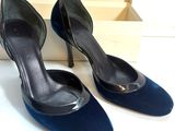 une paire de chaussures à talons hauts noires et bleues posées sur une boîte