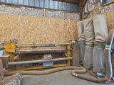 une image d'une machine qui travaille sur un morceau de bois